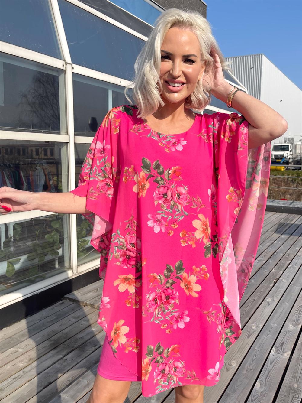 Kenya Flower - Tunikakjole med chiffonlag i blomsterprint